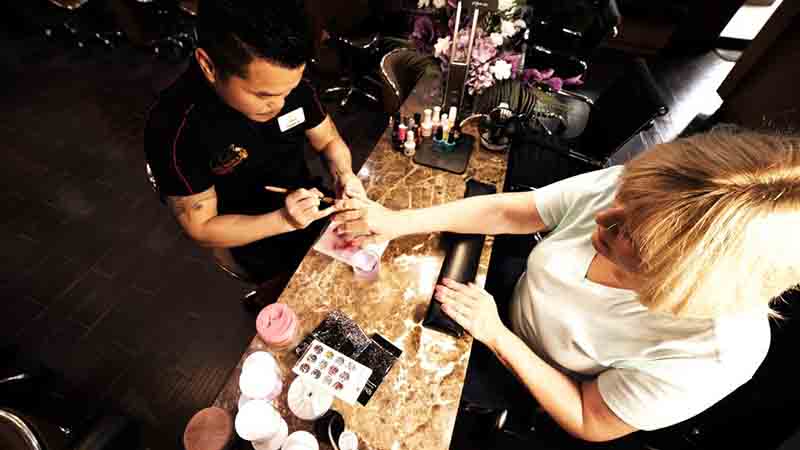 Cần Thợ Nails Massag & Facial Biết Xâm Càng Tốt