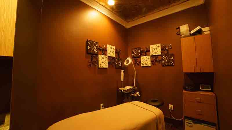 Cần Thợ Nails Massag & Facial Biết Xâm Càng Tốt