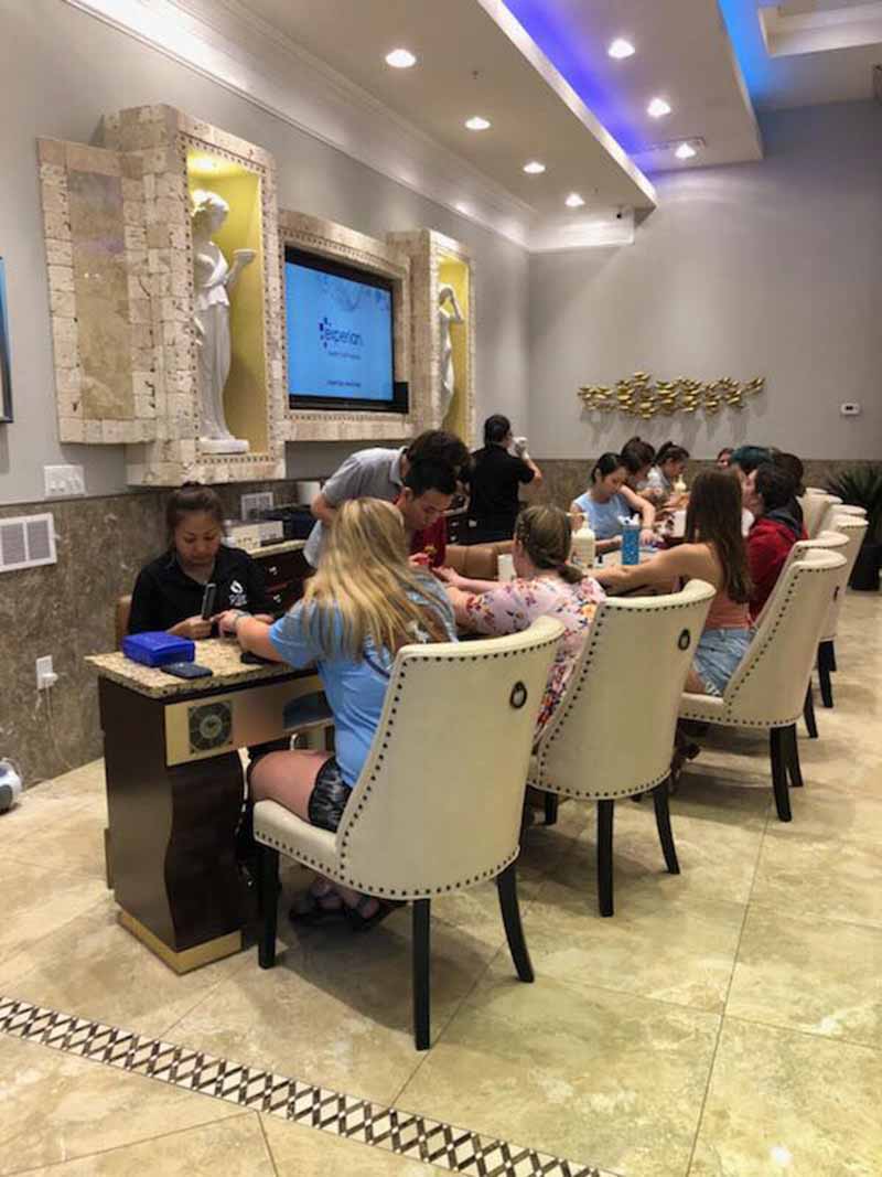 Cần Gấp Thợ Nails Giỏi Có Bằng South Carolina Bao Lương $5000/tháng