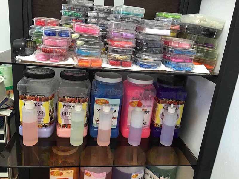 Cần Thợ Nails Nam Nữ Làm Bột,Chân Tay Nước Bao Lương $800/ 6 ngày In Anderson Indiana