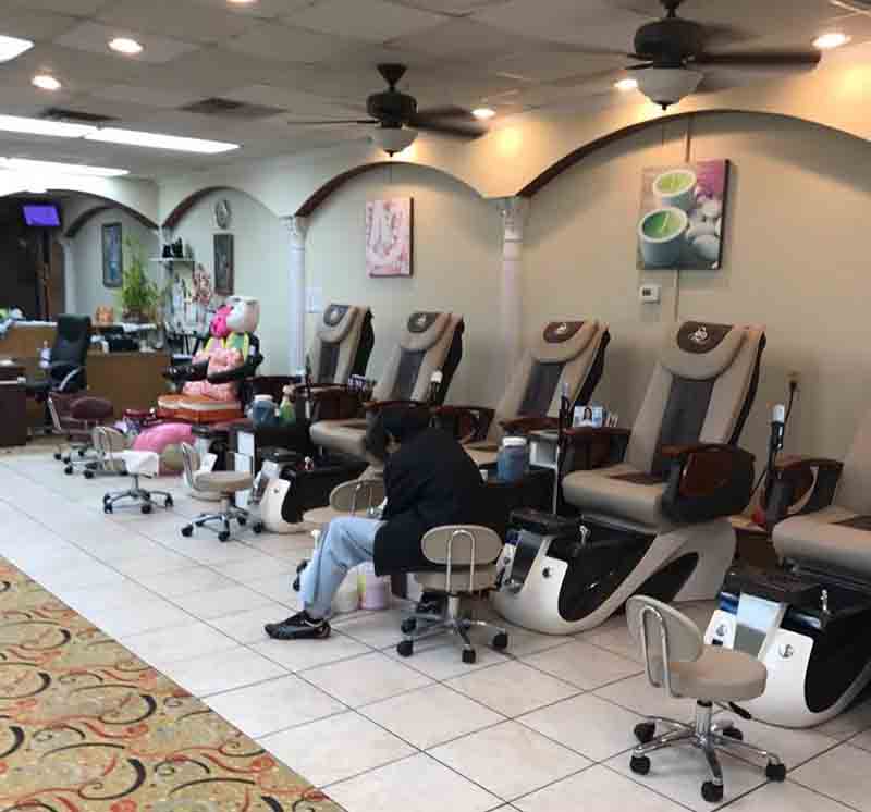 Tiệm Rất !! Rất Đông Khách Cần Gấp Thợ Nails Nam Or Nữ bao Lương Hấp Dẫn