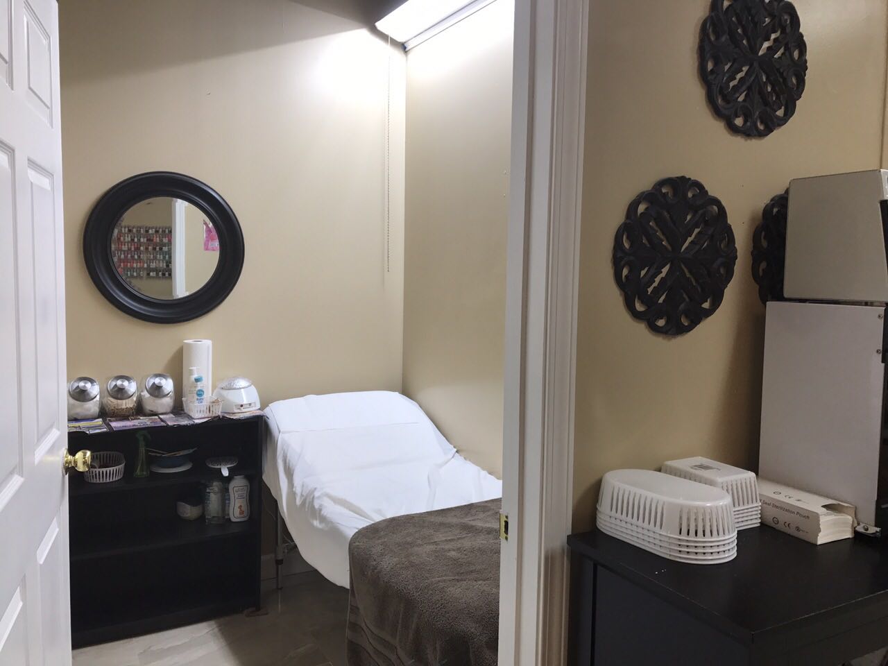 Cần Sang Tiệm Nails Good Income Trong Shipping Center In GA