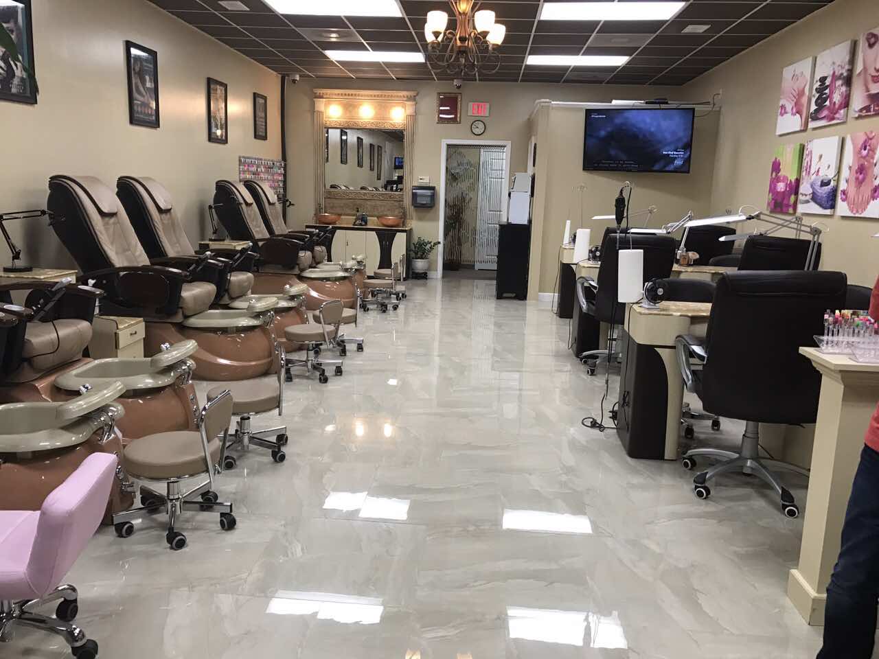 Cần Sang Tiệm Nails Good Income Trong Shipping Center In GA