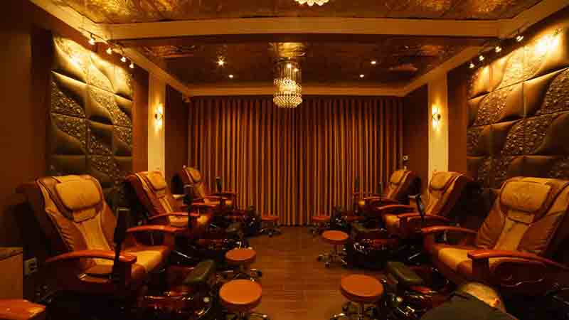 Cần Thợ Nails Massag & Facial Biết Xâm Càng Tốt