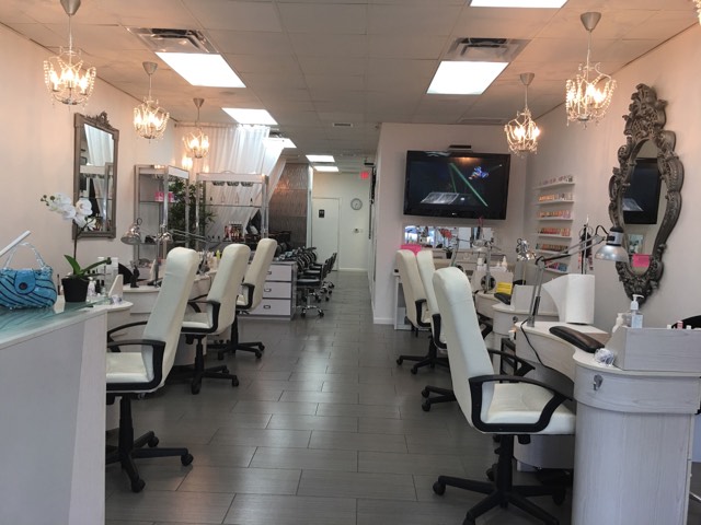 Cần Thợ Nails Làm Tay Chân Nước In Florida