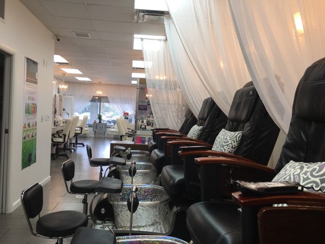 Cần Thợ Nails Làm Tay Chân Nước In Florida