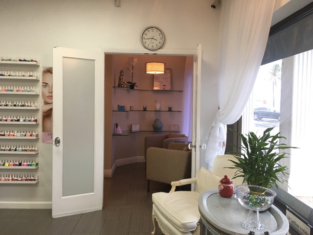 Cần Thợ Nails Làm Tay Chân Nước In Florida