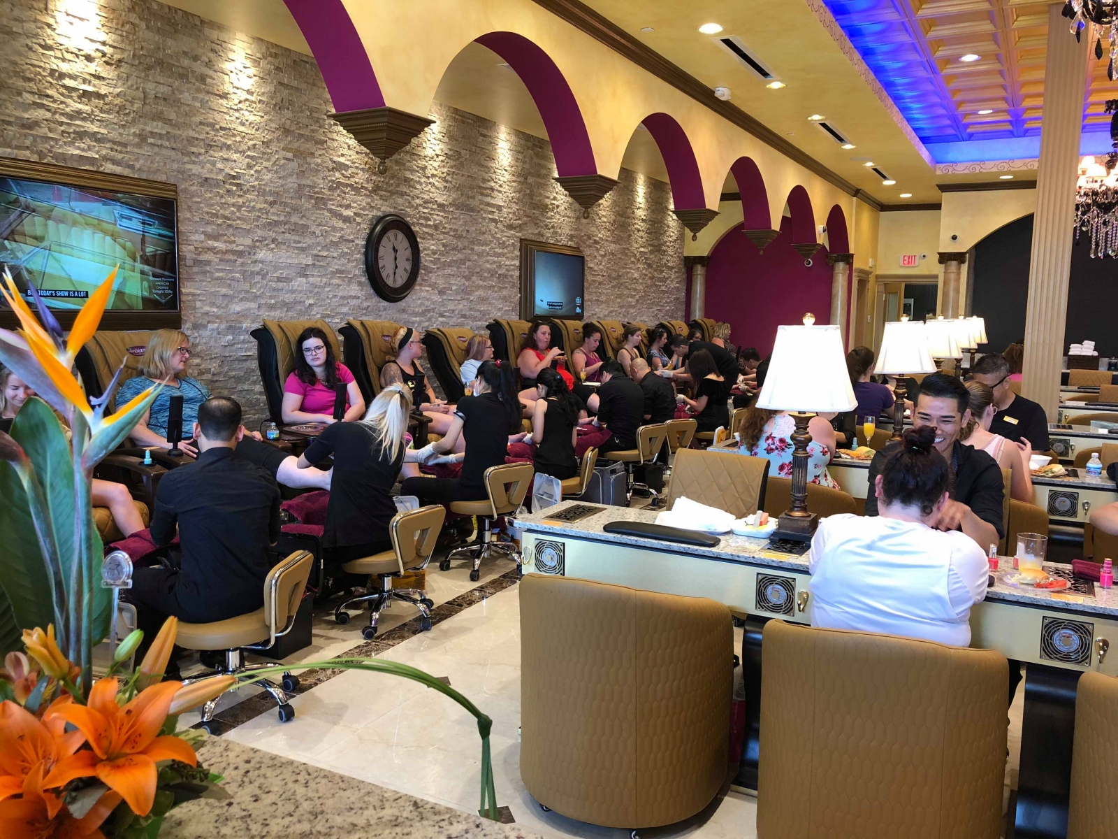 Tiệm Rất Đông Khách, Lương Cao Trên 10K/ tháng Cho 2 Vợ Chồng Cần Nhiều Thợ Nails In Cincinnati, Ohio