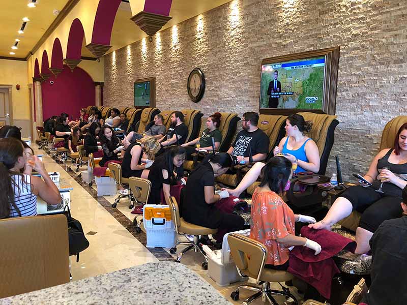 Tiệm Rất Đông Khách, Lương Cao Trên 10K/ tháng Cho 2 Vợ Chồng Cần Nhiều Thợ Nails In Cincinnati, Ohio