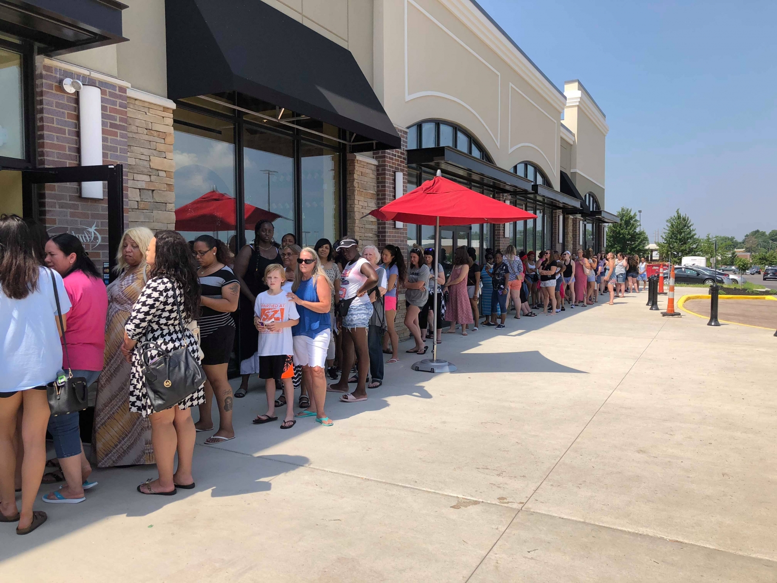 Tiệm Rất Đông Khách, Lương Cao Trên 10K/ tháng Cho 2 Vợ Chồng Cần Nhiều Thợ Nails In Cincinnati, Ohio