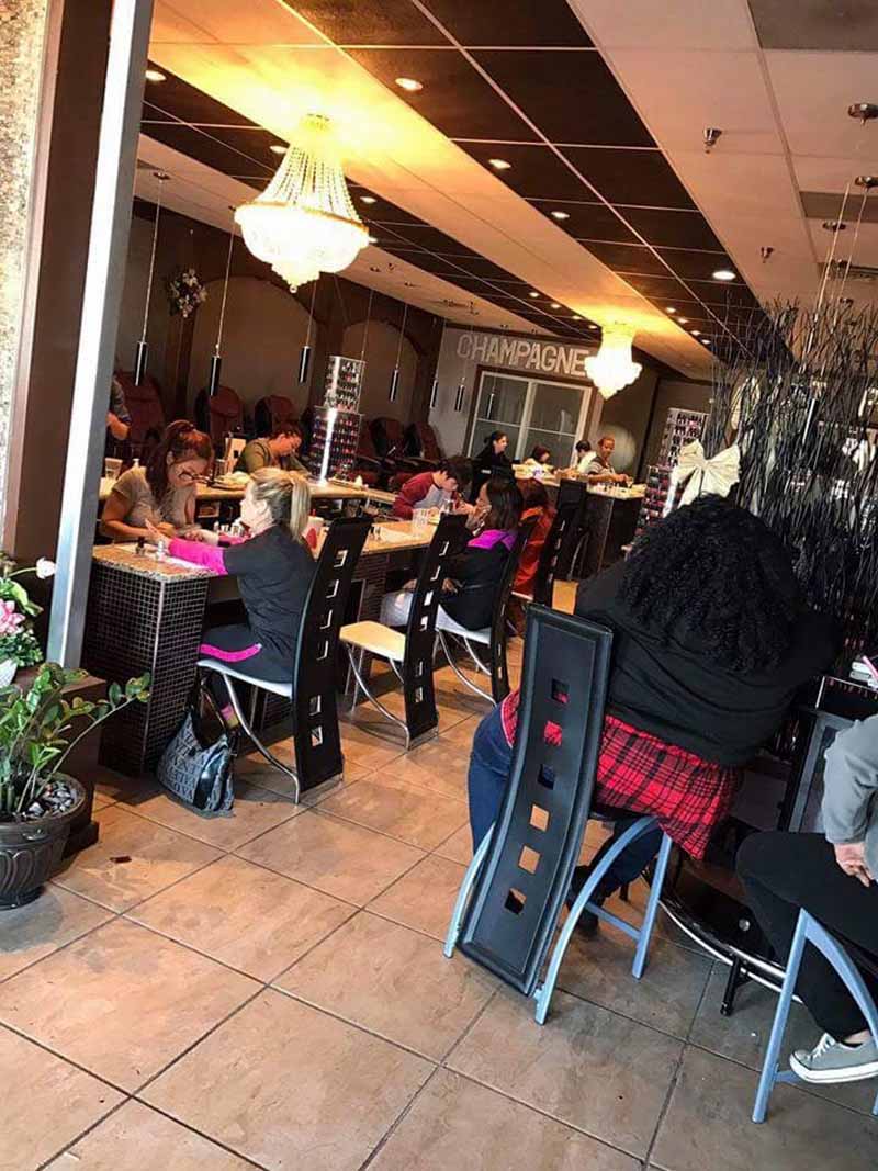 Rất Cần Thợ Nails Bột Và Chân Tay Nước In Hixson TN