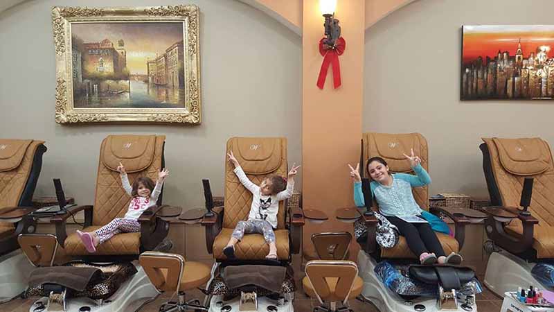 Cần Thợ Nails Có Kinh Nghiệm Biết Làm Bột Tip Cao In Troy MI