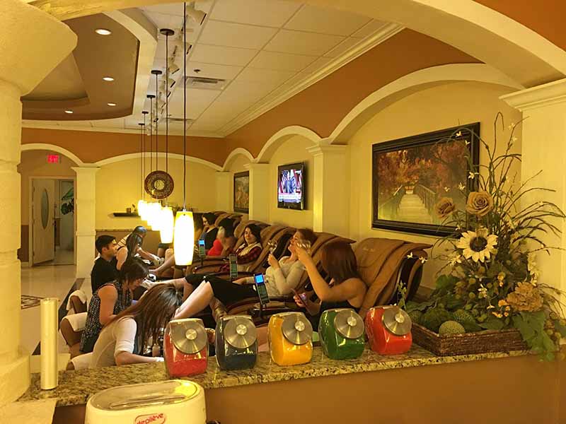 Cần Gấp Thợ Nails Bột Và Chân Tay Nước Khu Mỹ Trắng In Oklahoma