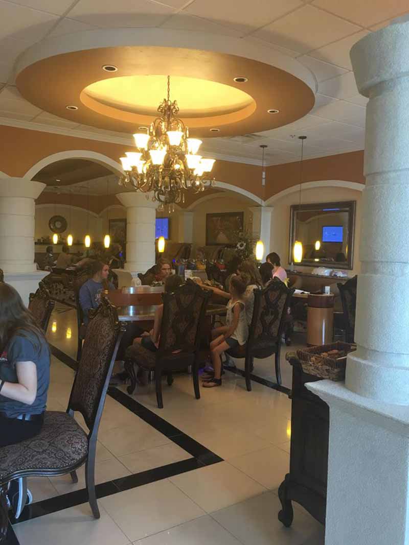 Cần Gấp Thợ Nails Bột Và Chân Tay Nước Khu Mỹ Trắng In Oklahoma