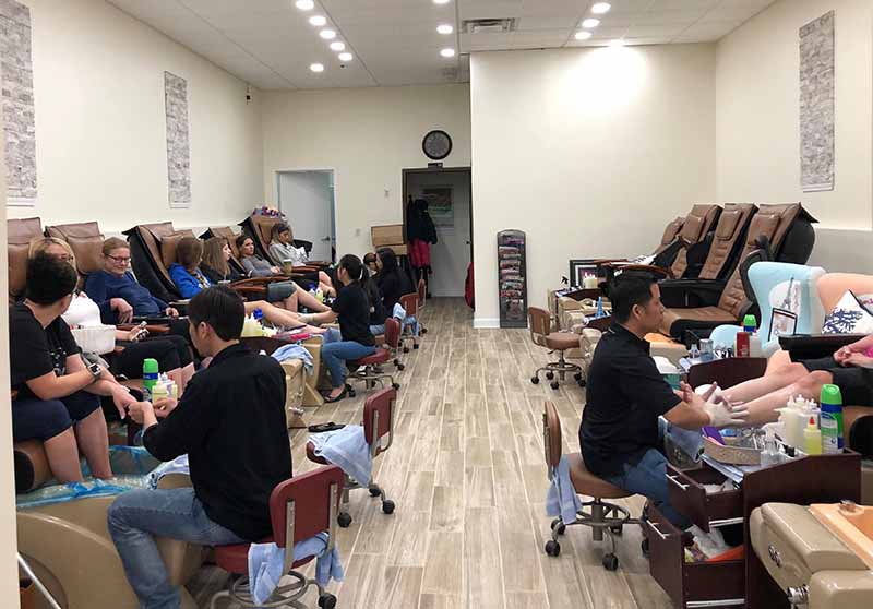 Cần Thợ Nails Nữ Có Bằng KY Làm Ở Louisville KY Khu Khách Sang Tip Cao