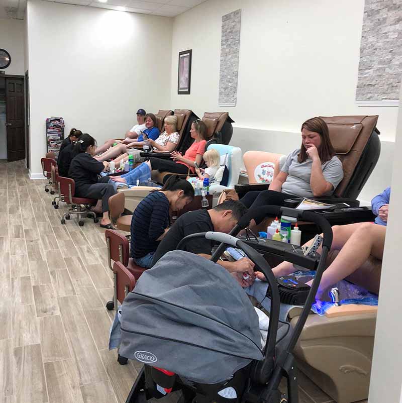 Cần Thợ Nails Nữ Có Bằng KY Làm Ở Louisville KY Khu Khách Sang Tip Cao