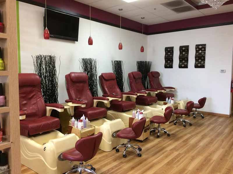 Cần Sang Gấp Tiệm Nails Khu Khách Sang Giá Nails Cao, Khu Vực Cạnh Mall In Coralville Iowa