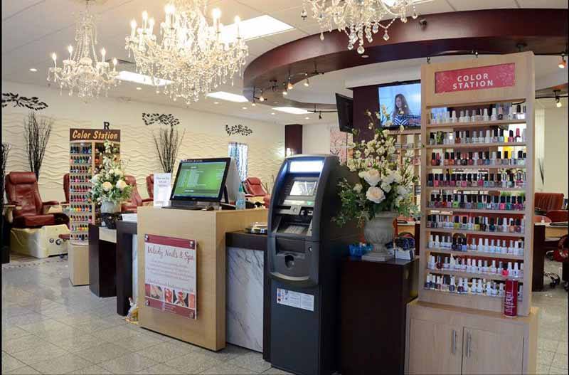 Cần Sang Gấp Tiệm Nails Khu Khách Sang Giá Nails Cao, Khu Vực Cạnh Mall In Coralville Iowa