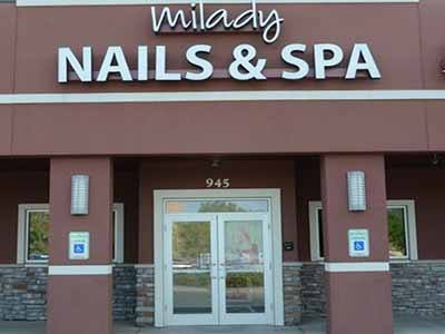 Cần Sang Gấp Tiệm Nails Khu Khách Sang Giá Nails Cao, Khu Vực Cạnh Mall In Coralville Iowa
