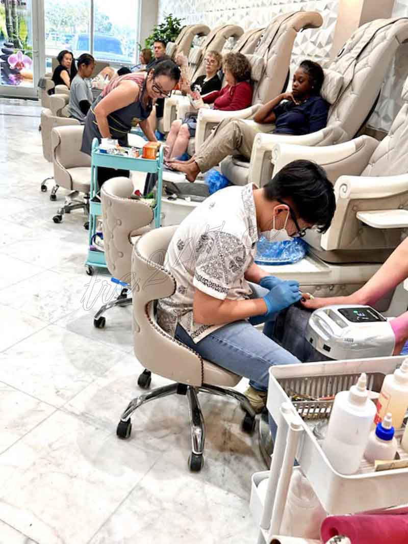 Bán/Sang Tiệm Nail Clearwater, Florida – 8 bàn, 9 ghế